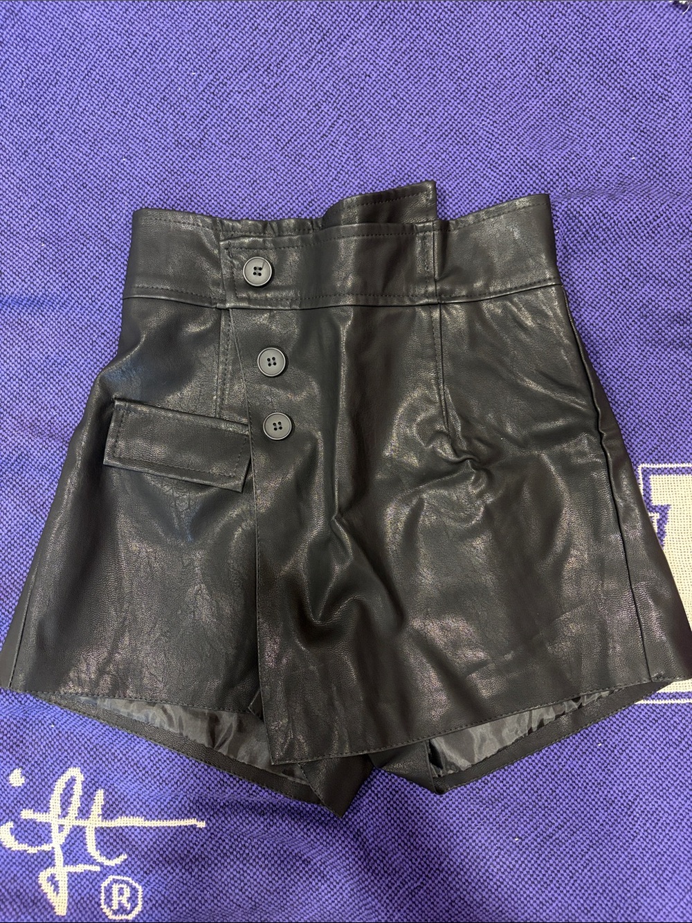 Women’s black pleather skort
